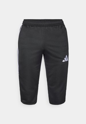 Svarte atletisk shorts med elastisk midjebånd, med hvite siderstriper og en liten sølvlogo på den nedre venstre benet.