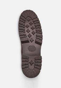 Suola di gomma marrone con scanalature profonde, caratterizzata da vari motivi tra cui linee e forme incrociate per una migliore aderenza. Dettaglio esagonale presente.