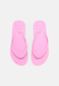 Chinelas de borracha rosas com uma alça texturizada, sola plana e detalhe do logo no interior. Acabamento suave e design leve.