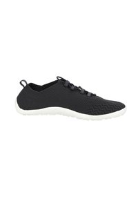 Schwarzer Sportschuh mit einem atmungsaktiven Mesh-Obermaterial, strukturiertem Design und einer weißen Gummisohle. Verfügt über eine Schnürung und eine Zuglasche an der Ferse.