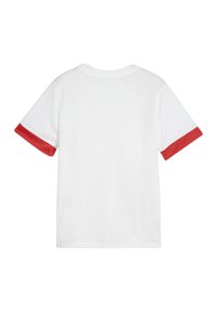 Chemise blanche à manches courtes avec des accents rouges sur les manches. Fabriquée en tissu en maille, elle possède un col rond et une texture respirante.