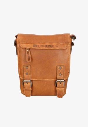 Borsa a tracolla in pelle marrone con chiusura a patta, caratterizzata da due fibbie in metallo, dettagli cuciti e marchio impresso sul davanti.