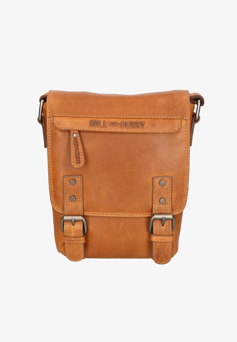 Sac messager en cuir marron avec une fermeture à rabat, comportant deux boucles en métal, des détails cousus et un logo gaufré à l'avant.