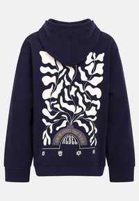 Σκούρο μπλε hoodie με μεγάλο λευκό σχέδιο φύλλου στην πλάτη, με το κείμενο "GROW INTO THE WILD" και "REBEL" σε χρυσές λεπτομέρειες.