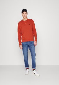 TOM TAILOR TRAD - Calças de ganga de perna direita - mid stone wash denim