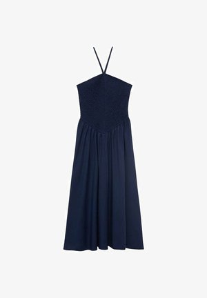 Marineblaues Kleid mit gerafftem Oberteil und verstellbaren Trägern; fließender Rock, der unter das Knie reicht, glatte Stofftextur.