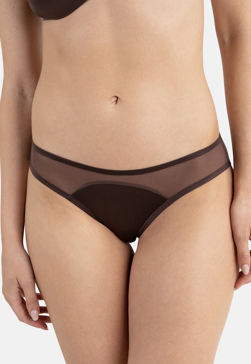 Shorts bruns avec une combinaison de panneaux opaques et transparents, dotés d'une texture lisse et d'une coupe moderne à la taille et aux jambes.