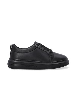 Schwarze Leder-Sneaker verfügen über eine abgerundete Zehenpartie, ein schnürbares Design, einen gepolsterten Kragen und eine Gummisohle mit sichtbaren Nähten entlang der Kante.