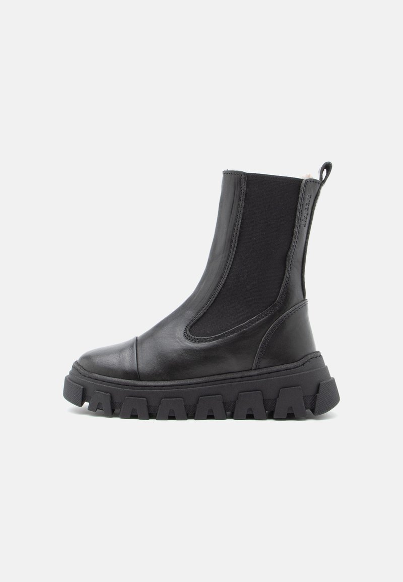 Bottine en cuir noir avec des panneaux latéraux élastiques, semelle en caoutchouc épaisse et détails texturés sur l'empeigne et la semelle pour une meilleure adhérence.