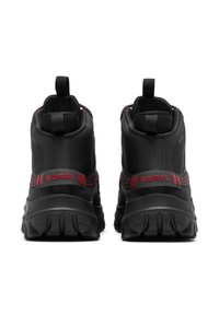 Des chaussures mi-hautes noires présentent un matériau texturé avec des accents rouges, des languettes à l'arrière et une semelle en caoutchouc épaisse avec un profond crampon.