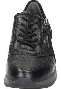 Schwarze Sneaker mit einem Obermaterial aus Leder in strukturierter Oberfläche, runder Zehenpartie, Schnürung vorne und Reißverschluss an der Seite. Dicke Gummisohle.