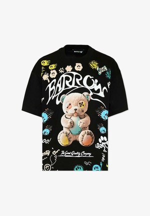 T-shirt noir avec un motif d'ours en peluche cousu, crânes jaunes et bleus, et texte "BARROW" en lettres blanches stylisées.