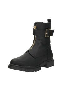 Zwarte enkellaars gemaakt van leer, met een zijrits, gouden hardware, een gespstrap en een gestructureerde rubberen zool.