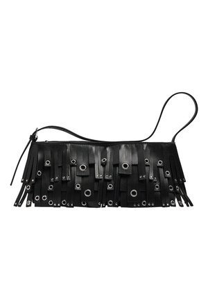 Czarna skórzana kopertówka z wieloma pionowymi frędzlami ozdobionymi metalowymi oczkami oraz paskiem na nadgarstek na białym tle.