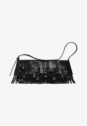 Czarna skórzana kopertówka z wieloma pionowymi frędzlami ozdobionymi metalowymi oczkami oraz paskiem na nadgarstek na białym tle.