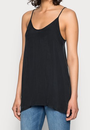Haut noir sans manches avec de fines bretelles, présentant une coupe décontractée et un ourlet légèrement asymétrique. Confectionné en tissu doux et léger avec une texture lisse.