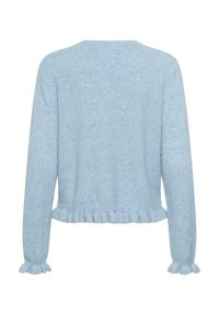 Világoskék pulóver, texturált felülettel, hosszú ujjakkal és fodros szegéllyel. Nincsenek látható záródások; egyszerű, kerek nyakú.