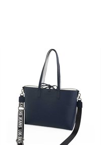 Bolso tote de piel azul marino con un acabado texturizado, doble asa, detalle de lazo y correa desmontable con texto en blanco.