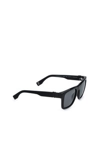 Lunettes de soleil rectangulaires noires avec montures épaisses et verres teintés, inclinées sur fond blanc.