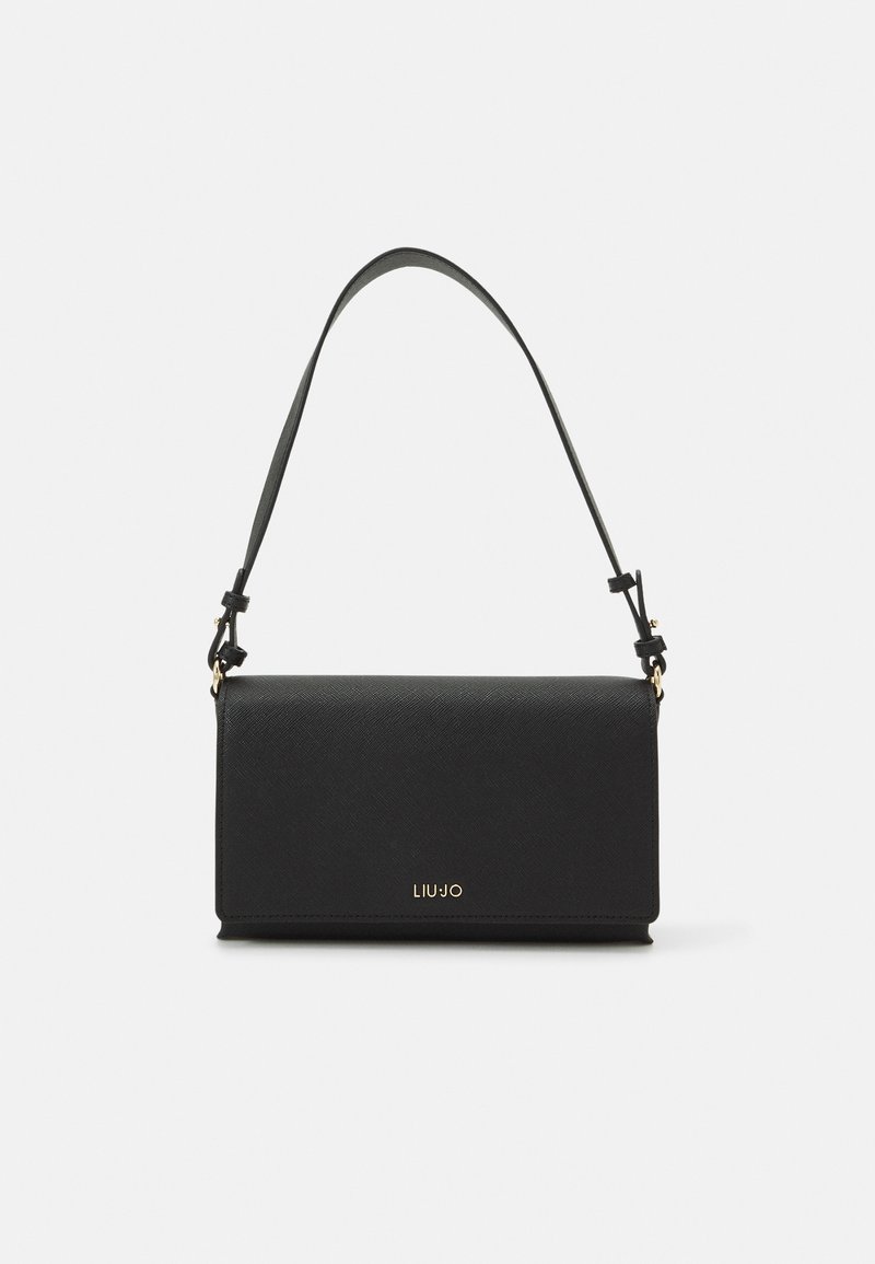 Sac à bandoulière rectangulaire noir avec bandoulière réglable et petit logo en or Liu Jo sur le rabat avant, sur fond blanc.