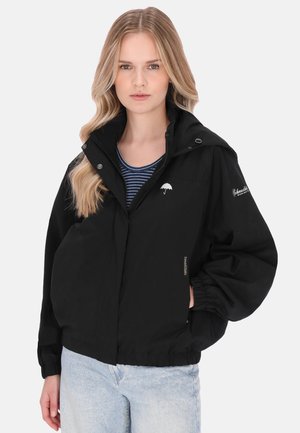 Černá nepromokavá bunda s vysokým límcem, elastickými manžetami a bílým logem na hrudi. Měkká látka s volným střihem.