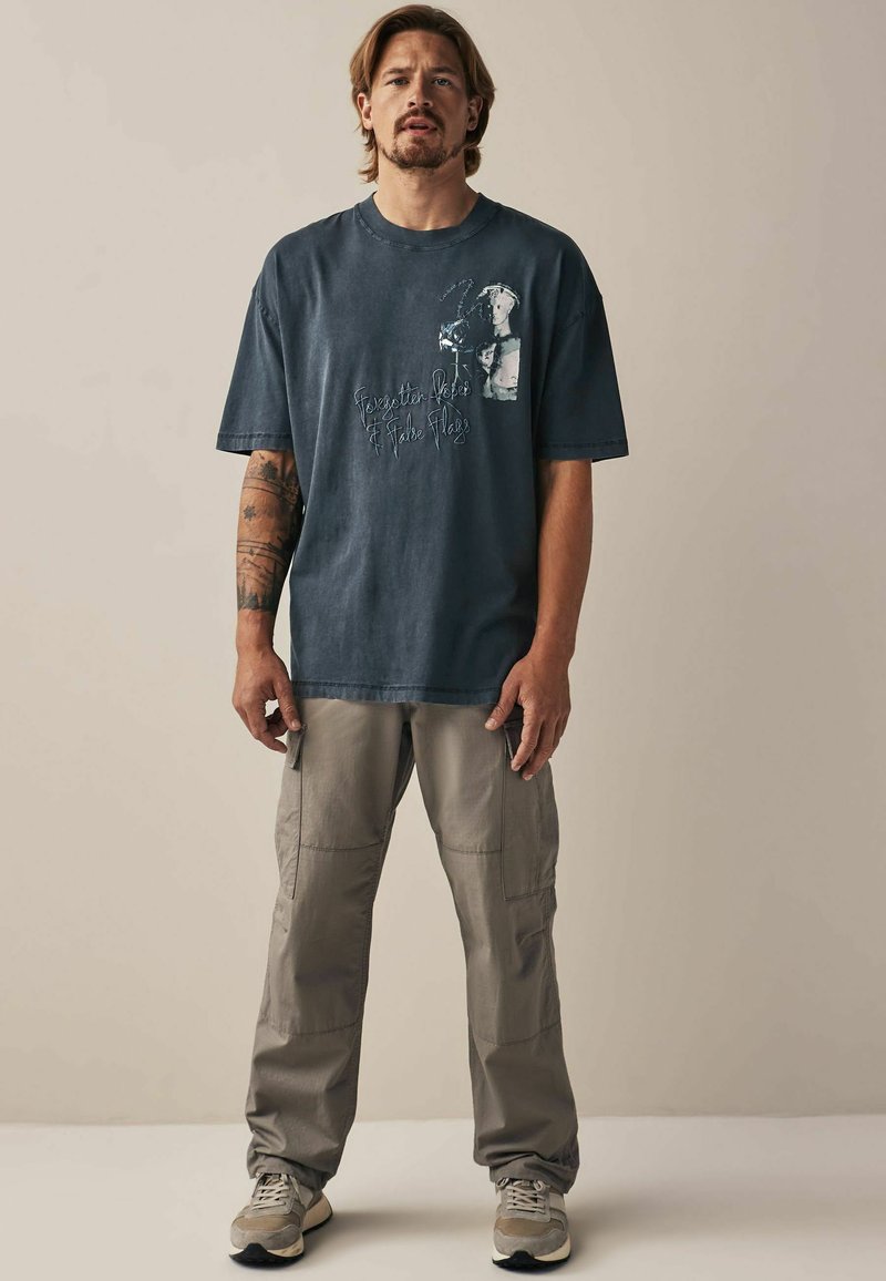 Next LOOSE FIT - Trükipildiga T-särk - charcoal grey/hall - Zalando.ee