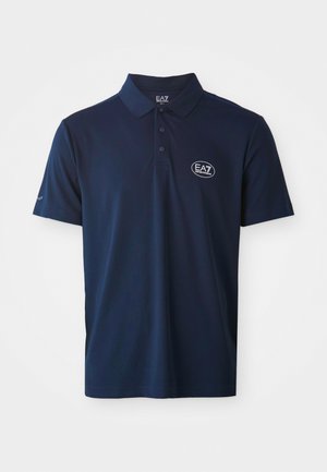 Sötétkék polo ing textúrált anyagból, három gombos gallérral és kör alakú logóval a bal mellen. Rövid ujjú.
