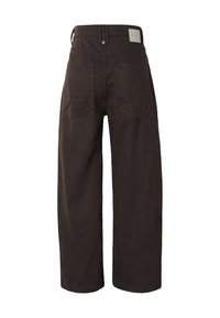 Pantalon large marron foncé avec deux poches arrière et une étiquette de marque rectangulaire blanche sur la ceinture.