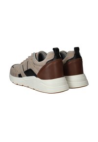 Sneaker con una toma superiore in suede beige, tallone in pelle marrone, dettagli neri e suola bianca imbottita. Include un design con lacci e un linguetta per il trasporto.