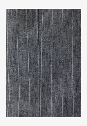 Tamni materijal s vertikalnim pin-prugama u različitim nijansama sive, s teksturiranim završetkom i suptilnim varijacijama u tkanju.