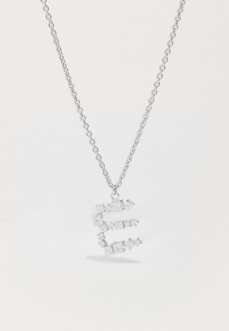 Ασημένια αλυσίδα κολιέ με pendant σε σχήμα ευρωπαϊκού συμβόλου διακοσμημένο με πολύτιμους λίθους και περιτριγυρισμένο από διαφανείς κρυστάλλους, που αναδεικνύει έναν κομψό και σύγχρονο σχεδιασμό.