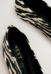 Next REGULAR FIT - FOREVER COMFORT  ROUND TOE - Ballerine - off white