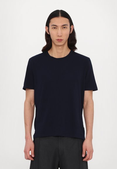 Dunkelblaue Baumwoll-T-Shirt mit rundem Ausschnitt und kurzen Ärmeln, ausgestattet mit einer lockeren Passform und glatter Textur. Minimalistisches Design.