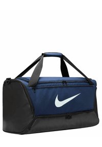 Bolsa de deporte azul marino con acentos negros, que presenta dos asas superiores, compartimentos con cremallera y un gran logo blanco de Nike en un lado.