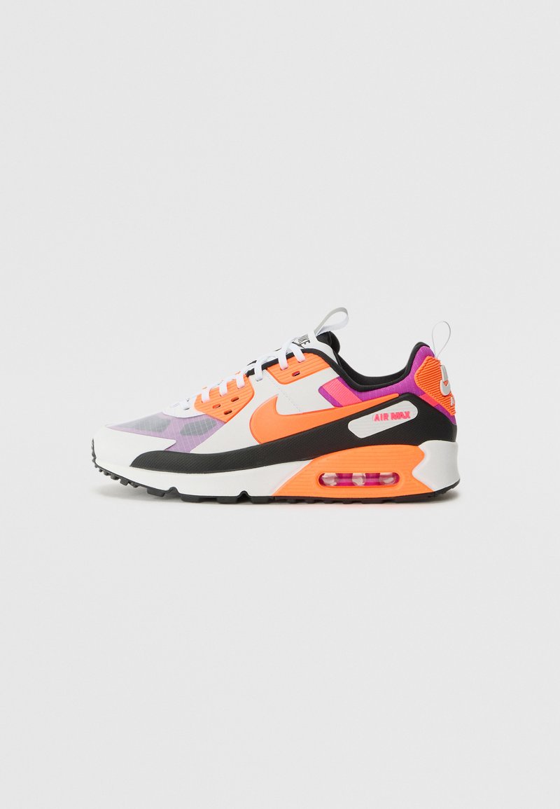 Nike Air Max kengät, joissa on valkoinen, musta ja oranssi väriyhdistelmä, teksturoitu pintamateriaali, näkyvä ilmayksikkö ja kontrastiväri violetti.