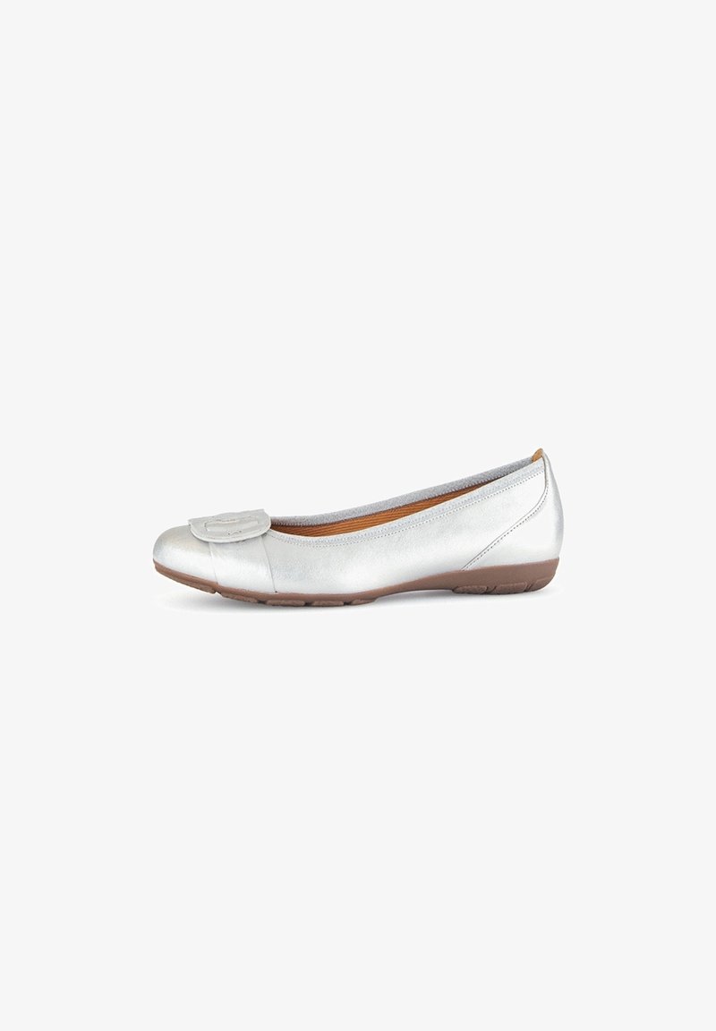 Chaussure plate argentée avec bout arrondi, boucle décorative à l'avant et semelle en caoutchouc marron, vue de profil sur fond blanc.