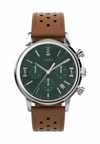 Montre chronographe Timex avec un cadran vert, un boîtier argenté, un bracelet en cuir perforé marron et des index d'heure blancs. Comprend un guichet de date et un tachymètre.