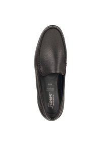 Zwarte leren instappers met een gestructureerd oppervlak, een ronde neus en gestikte details langs de zijkanten. Gevoerd met een glad interieur.