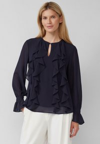 Blusa di chiffon blu navy con dettagli arricciati lungo la parte anteriore e le maniche, caratterizzata da un collo a chiave e polsini elasticizzati.
