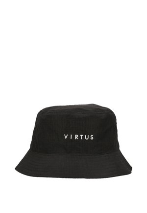 Sort bucket hat med hvid "VIRTUS" tekst, båret af en person, der justerer skyggen med hånden, ansigtet er delvist synligt og kigger nedad.