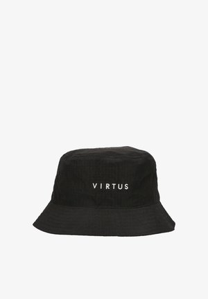 Schwarzer Bucket Hat mit weißem "VIRTUS"-Schriftzug, getragen von einer Person, die den Rand mit der Hand anpasst, Gesicht teilweise sichtbar und nach unten blickend.