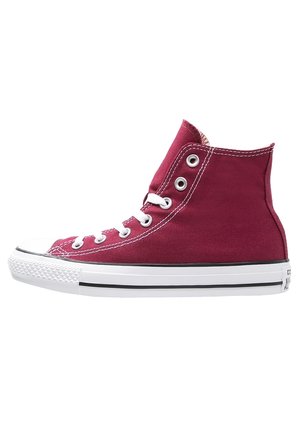 Bordowy sneaker z wysoką cholewką wykonany z płótna, z białymi sznurowadłami, białą gumową podeszwą i czarnymi paskami, pokazany z prawej strony na białym tle.