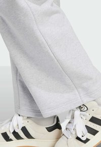 adidas Originals PREMIUM ESSENTIALS OPEN HEM - Tracksuit bottoms - light grey heather