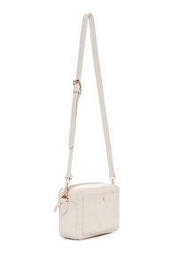 Pequeño bolso bandolera rectangular de cuero crema con correa ajustable, bolsillo frontal con botón a presión y herrajes dorados.