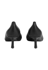 Scarpe nere con tacco alto e design a punta. Realizzate in pelle liscia con un tacco sottile e dettagli di cucitura minimi.