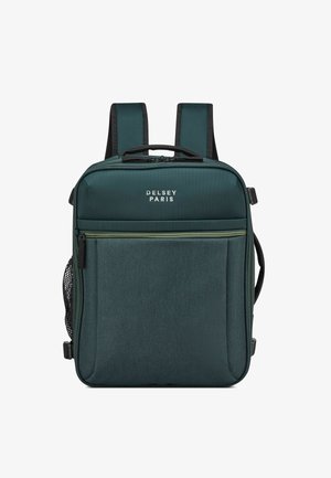 Zaino Delsey Paris in tessuto verde scuro con due spallacci, tasca frontale con zip e tasca laterale in rete. Logo discreto sul davanti.