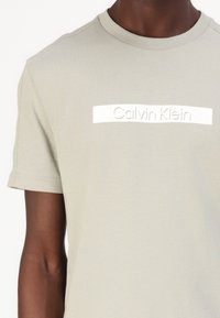 Calvin Klein CUT OUT SHADOW LOGO - T-shirt med print - london fog