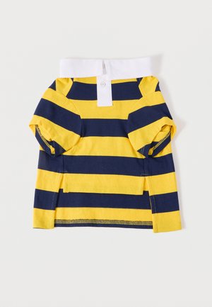 Polo à manches courtes rayé jaune et bleu marine avec col blanc et patte de boutonnage, posé à plat sur un fond blanc.