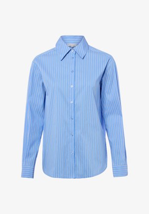 Chemise bleu clair à manches longues avec rayures blanches verticales, boutons sur le devant, et col pointu.