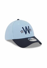 Hellblaues Baseballcap mit navyblendem Schirm, besticktem "W" und zwei kleinen Blumen auf der Vorderseite sowie einem Größenaufkleber auf dem Schirm.